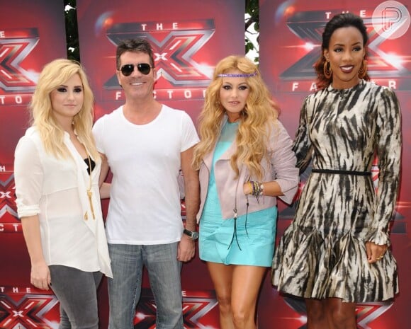Demi Lovato ao lado de Simon Cowell, Paulina Rubio e Kelly Rowland, jurados do 'The X Factor' americano. Em 2014, a cantora não fará parte do programa
