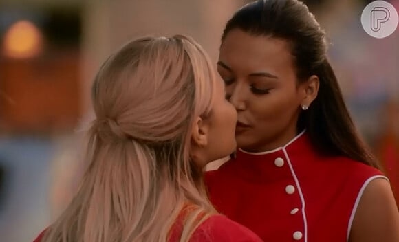 Demi Lovato gravou uma participação especial no seriado 'Glee' e protagonizou um beijo lésbico em Naya Rivera, intérprete de Santana