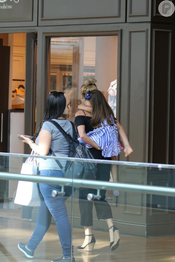 Grazi Massafera e a filha se divertem ao dividir doce em shopping nesta quinta-feira, dia 20 de outubro de 2016