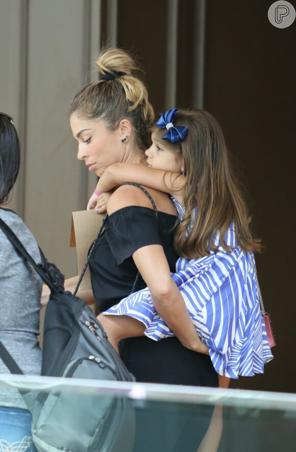 Grazi Massafera leva a filha, Sofia, nas costas depois de tarde de compras
