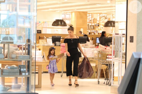 Grazi Massafera e a filha se divertem ao dividir doce em shopping nesta quinta-feira, dia 20 de outubro de 2016