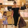 Grazi Massafera deixa loja acompanhada da filha, Sofia