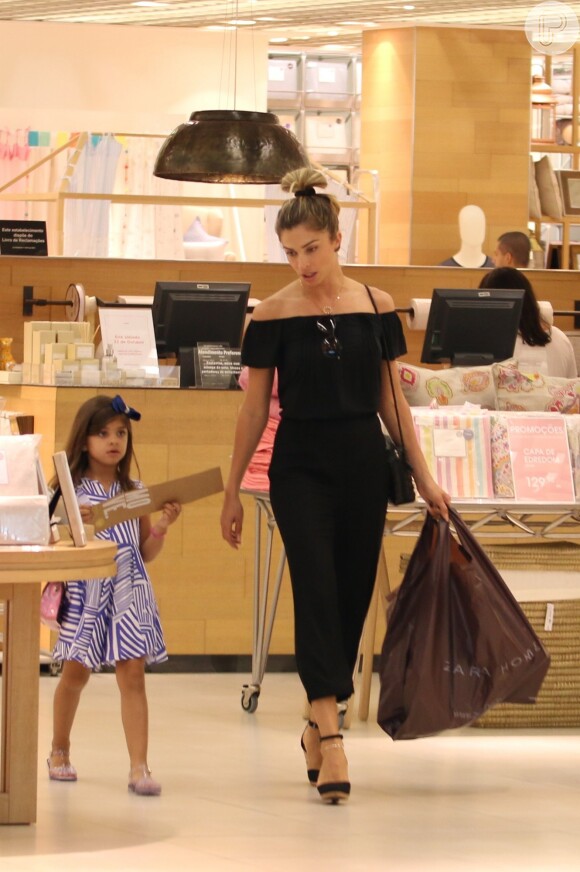 Grazi Massafera deixa loja acompanhada da filha, Sofia