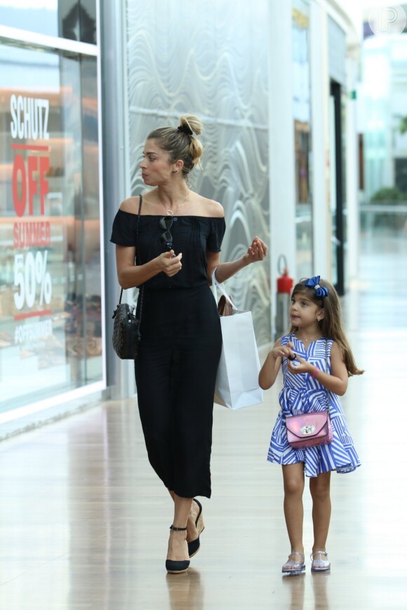 Grazi Massafera e a filha se divertem ao dividir doce em shopping nesta quinta-feira, dia 20 de outubro de 2016