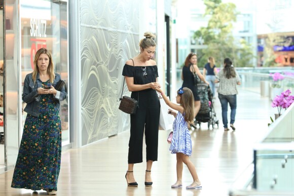 Grazi Massafera e a filha se divertem ao dividir doce em shopping nesta quinta-feira, dia 20 de outubro de 2016