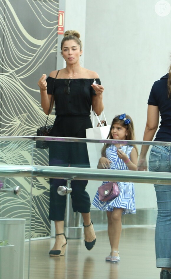 Grazi Massafera e a filha se divertem ao dividir doce em shopping nesta quinta-feira, dia 20 de outubro de 2016
