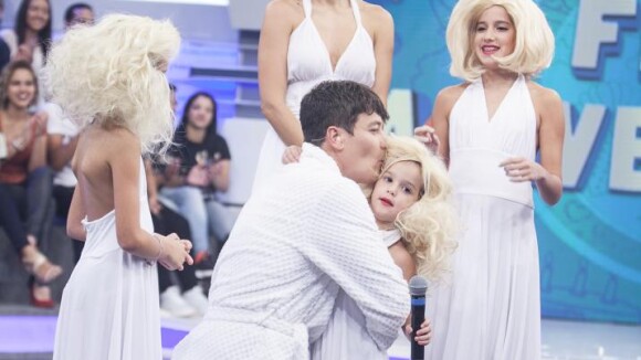 Rodrigo Faro ganha festa de aniversário com mulher e filhas vestidas de Marilyn