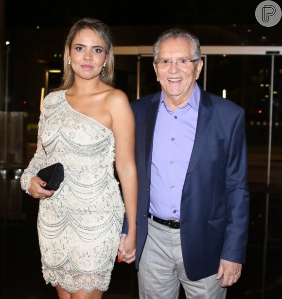 Aos 80 anos, Carlos Alberto de Nóbrega posa com namorada, Renata Domingues, de 38