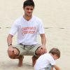 Felipe Simas brincou com o filho, Joaquim, de 2 anos, na praia de Copacabana, Zona Sul do Rio