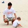 Felipe Simas se divertiu com o filho, Joaquim, na praia de Copacabana, Zona Sul do Rio, nesta sexta-feira, 21 de outubro de 2016