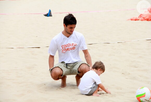 Felipe Simas se divertiu com o filho, Joaquim, na praia de Copacabana, Zona Sul do Rio, nesta sexta-feira, 21 de outubro de 2016