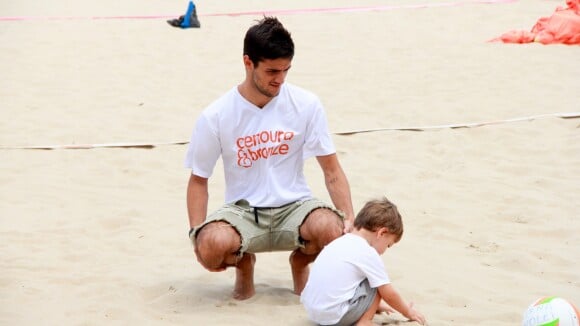 Felipe Simas se diverte com filho, Joaquim, em praia carioca. Veja fotos!