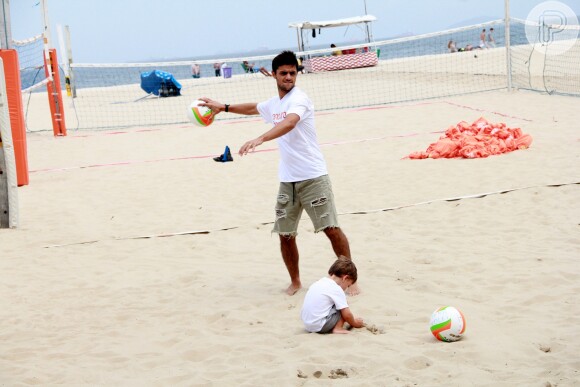 Felipe Simas brincou com o filho, Joaquim, na praia de Copacabana nesta sexta-feira, 21 de outubro de 2016