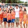 Felipe Simas participou de um evento organizado pela ex-jogadora de vôlei Virna na praia de Copacabana, Zona Sul da cidade