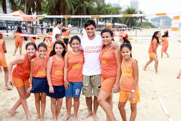 Felipe Simas participou de um evento organizado pela ex-jogadora de vôlei Virna na praia de Copacabana, Zona Sul da cidade