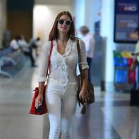 Marina Ruy Barbosa aposta em look all white e posa com fãs em aeroporto. Fotos!