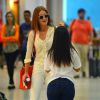 Marina Ruy Barbosa posa com fãs no aeroporto Santos Dummont nesta sexta-feira, dia 21 de outubro de 2016
