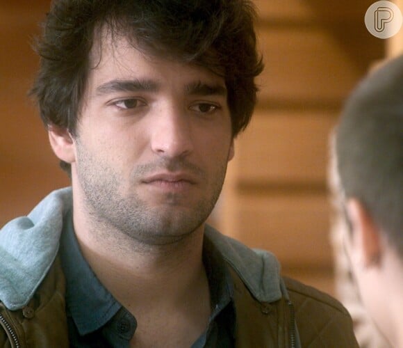 Tiago (Humberto Carrão) está dividido entre a atração que sente por Isabela (Alice Wegmann) e o relacionamento que tem com Letícia (Isabella Santoni), na novela 'A Lei do Amor'