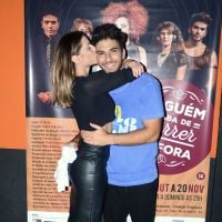 Deborah Secco beija o marido, Hugo Moura, após estreia dele no teatro. Fotos!