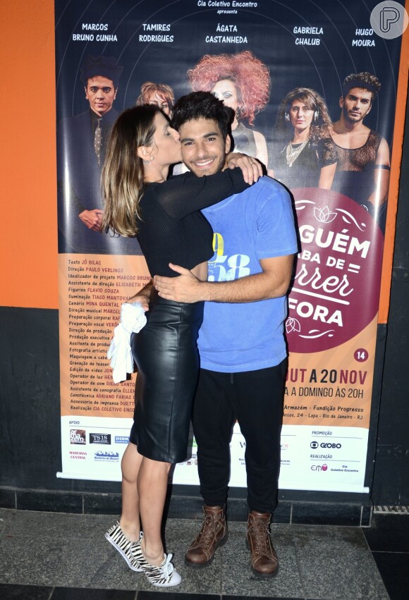 Deborah Secco enche o marido, Hugo Moura, de beijos em estreia dele no teatro nesta sexta-feira, dia 21 de outubro de 2016