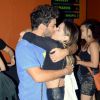 Deborah Secco dá um beijão em Hugo Moura no dia de sua estreia no teatro