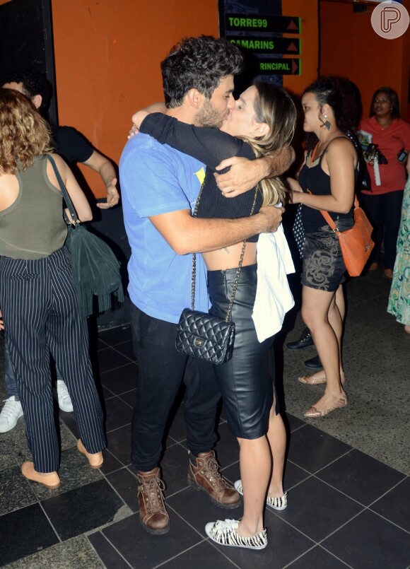 Deborah Secco dá um beijão em Hugo Moura no dia de sua estreia no teatro