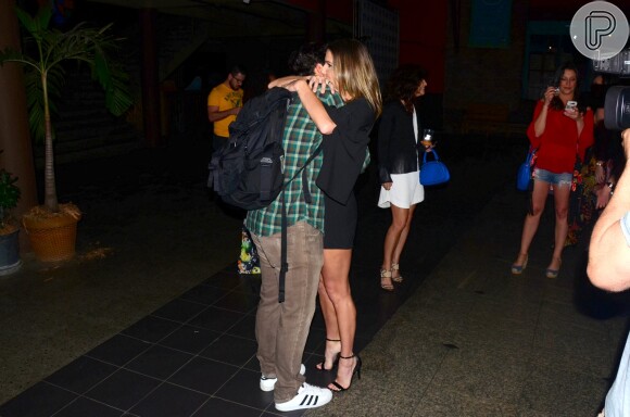 Deborah Secco encheu Hugo Moura de beijos após o espetáculo