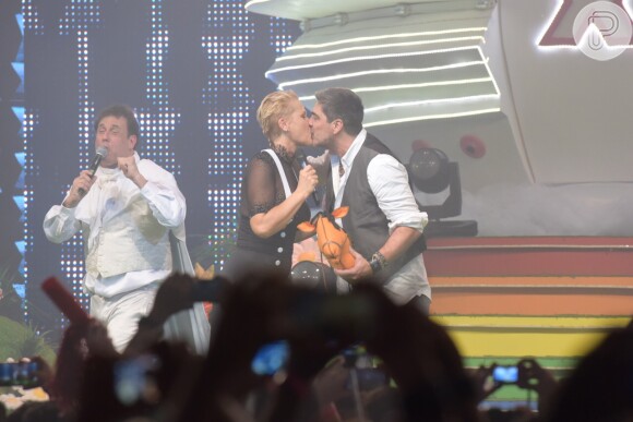 Xuxa e o namorado, Junno Andrade, trocaram beijo no palco diante de Sérgio Mallandro