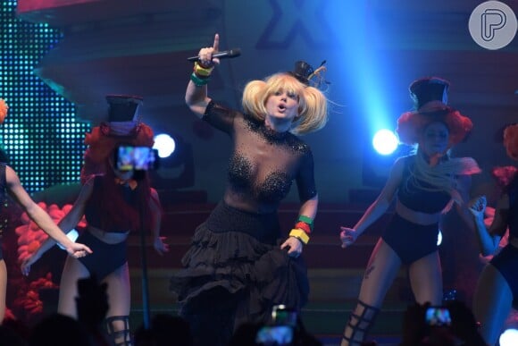 Xuxa usou várias perucas durante o show
