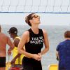 Fernanda Lima tirou a tarde para jogar vôlei na praia