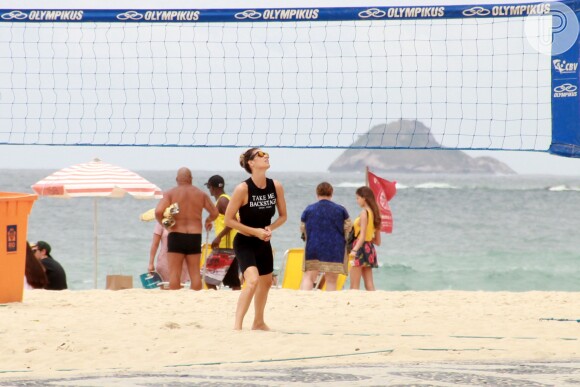 Fernanda Lima tirou a tarde para jogar vôlei na praia