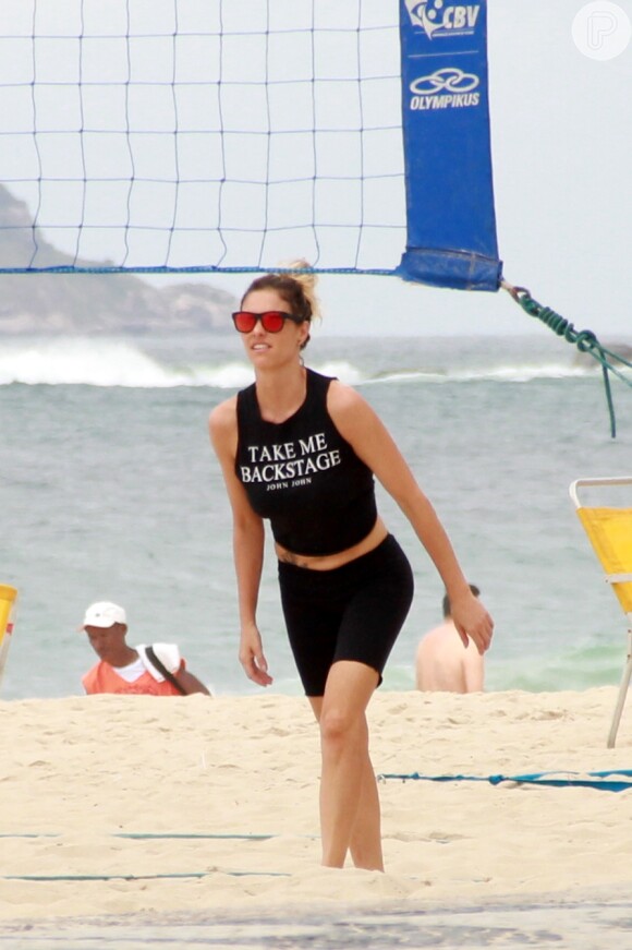Fernanda Lima exibiu boa forma ao jogar vôlei na praia do Leblon, Zona Sul do Rio, na tarde deste domingo, 23 de outubro de 2016