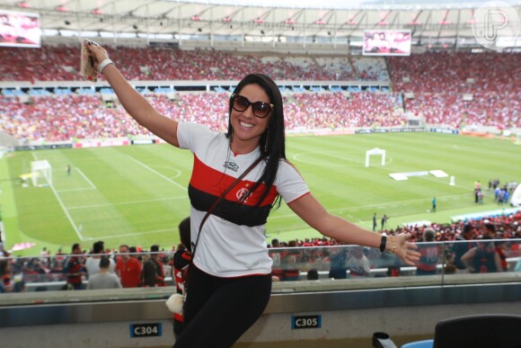 Graciele Lacerda posa no Maracanã no jogo do Flamengo contra o Corinthians pelo Campeonato Brasileiro