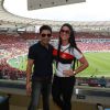 Zezé Di Camargo e Graciele Lacerda posam no Maracanã durante jogo do Flamengo contra o Corinthians