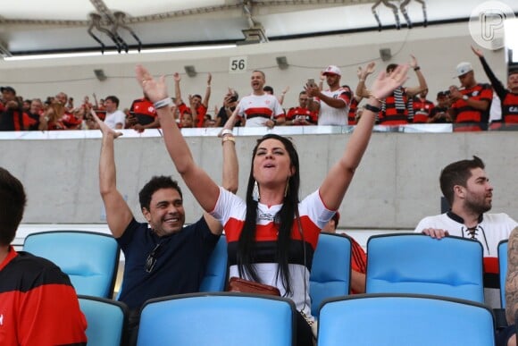 Zezé Di Camargo e Graciele Lacerda demonstram empolgação durante jogo