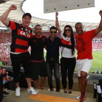 Wesley Safadão e Zezé Di Camargo vão a jogo do Flamengo no Maracanã, no Rio