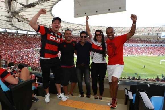 Wesley Safadão assiste à partida do Flamengo contra o Corinthians ao lado de Zezé Di Camargo, Graciele Lacerda e Alexandre Pires, no Rio de Janeiro, em 23 de outubro de 2016