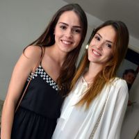 Isabelle Drummond impressiona por semelhança com a irmã, Mayra, em show no Rio