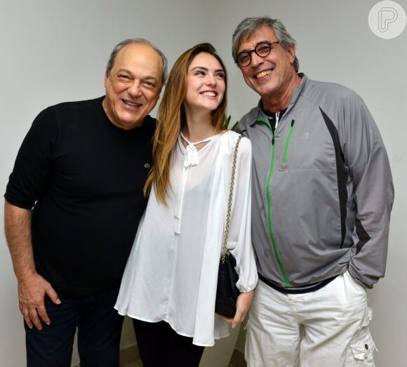 Isabelle Drummond foi ao camarim para prestigiar os cantores Toquinho e Ivan Lins no Metropolitan, Zona Oeste do Rio de Janeiro 