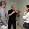 Isabelle Drummond cconversa com Toquinho e Ivan Lins nos bastidores do show '50 Anos de Música'
