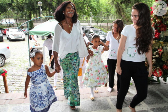 Glória Maria comemora o aniversário de suas filhas, Maria, de 6 anos, e Laura, de 5, nesta quinta-feira, 19 de dezembro de 2013, na Barra da Tijuca, Zona Oeste do Rio de Janeiro