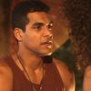 Tiago (Marcello Melo Jr.) tenta alertar Dora (Juliana Alves) antes do atropelamento, mas não consegue evitar o acidente, na novela 'Sol Nascente'