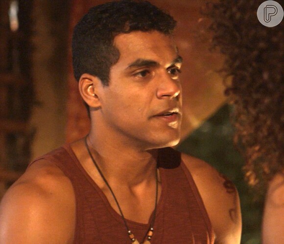 Tiago (Marcello Melo Jr.) tenta alertar Dora (Juliana Alves) antes do atropelamento, mas não consegue evitar o acidente, na novela 'Sol Nascente'