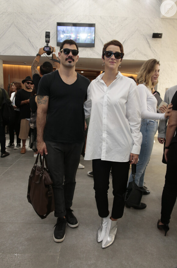 Juliano Cazarré e Letícia Bastos marcaram presença em evento de moda nesta segunda-feira, 24 de outubro de 2016