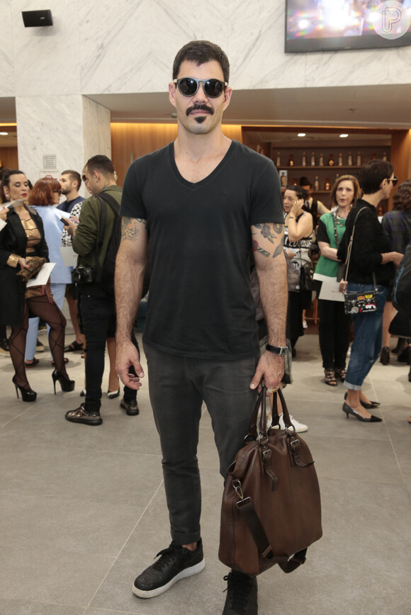 Juliano Cazarré esteve na São Paulo Fashion Week nesta segunda-feira, 24 de outubro de 2016, e lembrou saia usada na época de faculdade