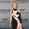 Nicole Kidman deixou as pernas de fora em um vestido Versace com superfenda no InStyle Awards