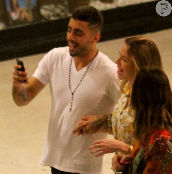 Luana Piovani e Pedro Scooby passearam juntos no shopping Fashion Mall, em São Conrado, Zona Sul do Rio, na noite de sábado, 22 de outubro de 2016