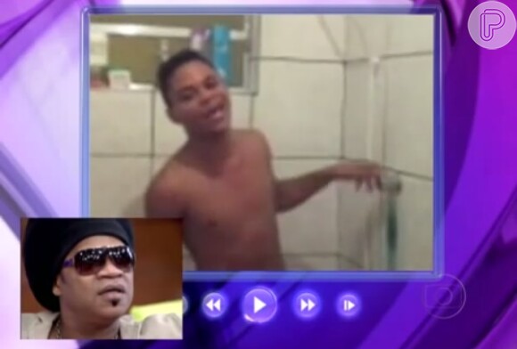 Pedro gravou para o quadro embaixo do chuveiro de sua casa, em São Paulo. Carlinhos Brown ficou impressionado com a voz do cantor