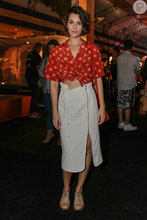 A atriz Isabel Wilker deixou parte da barriguinha de fora e apostou numa saia de cintura alta para compor o look. O conjunto é da coleção Havaí da marca A.Brand
