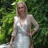 A atriz Ludmila Dayer apostou num vestido com decote poderoso e fendado para ir ao desfile da grife Água de Coco, no SPFW